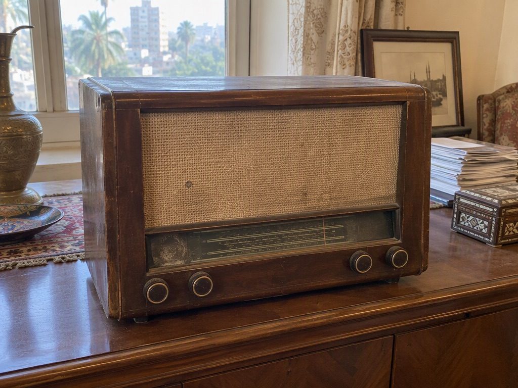 Valve table radio in a walnut cabinet, tested on the bench